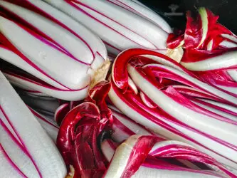 Piatto di risotto al radicchio e salsiccia veneta